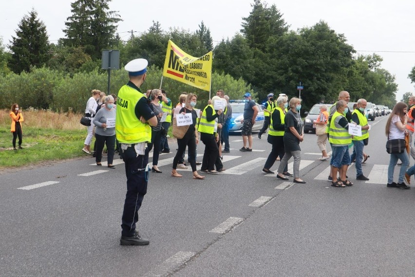 Blokowali ulicę Strykowską w Łodzi. Protest mieszkańców przeciw zmianom w planie zagospodarowania: nie chcą zamiany ich działek na rolnicze