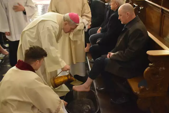 Po homilii biskup ordynariusz Krzysztof Nitkiewicz na wzór Jezusa Chrystusa dokonał obrzędu obmycia nóg dwunastu mężczyznom.