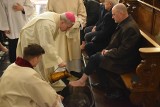 Biskup sandomierski Krzysztof Nitkiewicz obmył nogi dwunastu mężczyznom [FOTO]