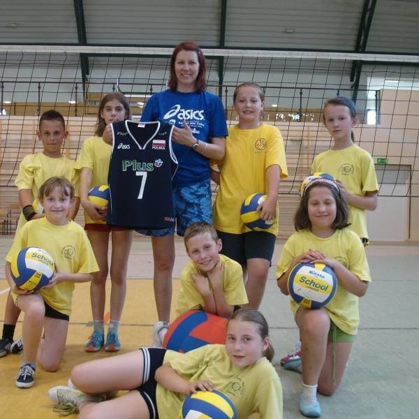 - Anna Berti i jej podopieczni ze szkółki siatkarskiej Volley-Ball w Staszowie, z koszulką Małgorzaty Glinki, w której występowała w mistrzostwach Europy w Zagrzebiu.