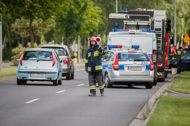 Dziś (5.07) około godziny 14 doszło do groźnie wyglądającej kolizji. Kierująca czarnym Volkswagenem Polo uderzyła w drzewo i latarnię. Auto wypadło z drogi. Na miejscu zdarzenia pracowali policjanci słupskiej drogówki oraz straż pożarna. 
