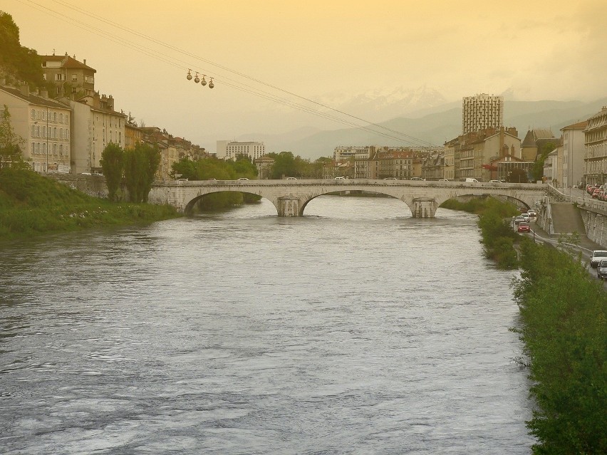 Grenoble to miasto we Francji. Żyje tu ponad 150 tysięcy...