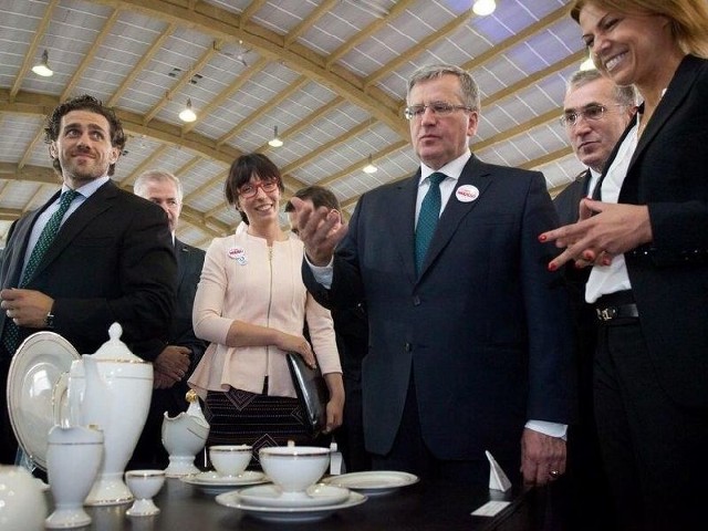 Prezydent Bronisław Komorowski na stoisku Polskich Fabryk Porcelany "Ćmielów" i "Chodzież", prezydent wręczył medal Powszechnej Wystawy Krajowej. Z prawej prezes firmy Inga Kamińska.