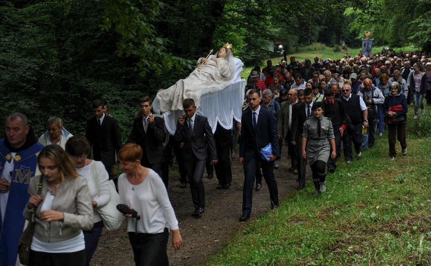 Do kalwaryjskiego sanktuarium zmierzają setki pielgrzymów z...