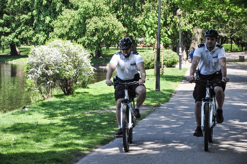 Gorzowscy policjanci patroluja miasto na rowerach.