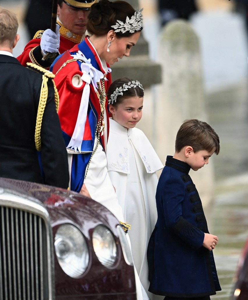 Członkowie rodziny królewskiej obecni na koronacji Karola...