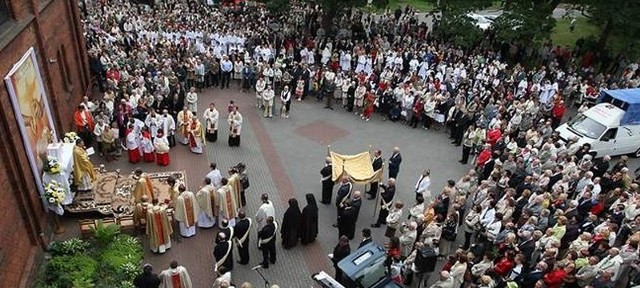 Główna procesja Bożego Ciała w Słupsku rozpoczęła się dzisiaj ok. godz . 11, po mszy świętej w kościele Mariackim. Uczestniczyło w niej kilka tysięcy słupszczan i mieszkańców regionu.