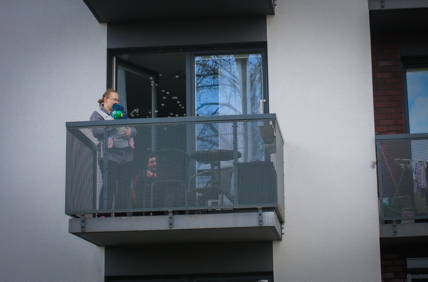  Impreza na balkonie na osiedlu Nowa Cukrownia w Szczecinie. Zobacz wideo i zdjęcia