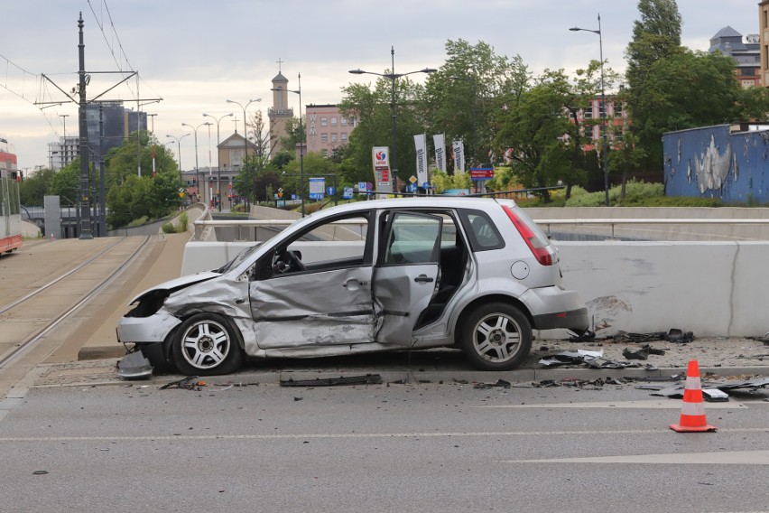 Dwa auta zderzyły się na skrzyżowaniu al. Mickiewicza i ul. Wólczańskiej