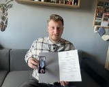 Gorliczanin Maciej Zimowski został jednym z najmłodszych odznaczonych medalem Zasłużony dla Zdrowia Narodu. Robi... przelewy życia dla życia