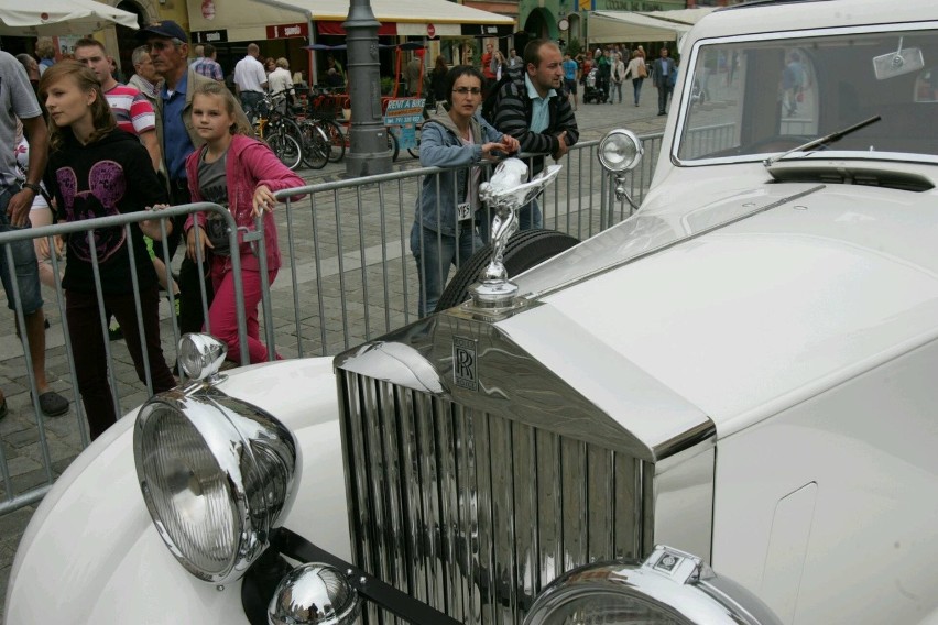 W Rynku można oglądać z bliska auta bentley i rolls-royce (ZDJĘCIA)