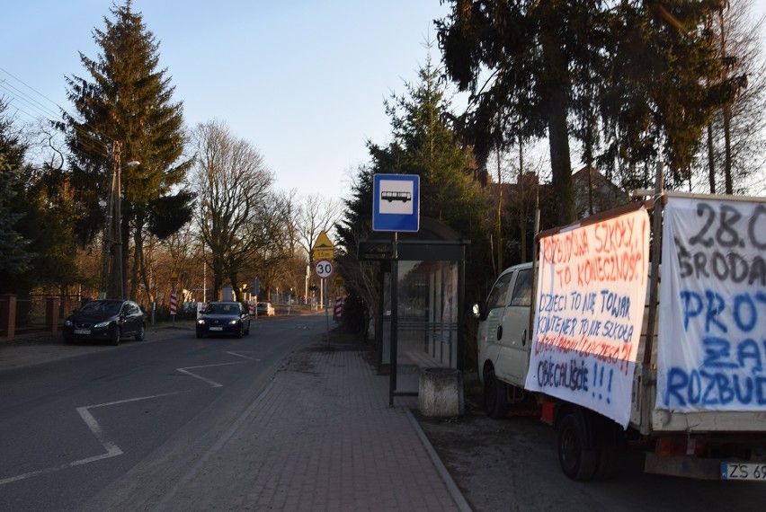 Grzędzice. Szkoła pęka w szwach. Rodzicom puszczają nerwy, chcą wiedzieć kiedy ruszy rozbudowa  