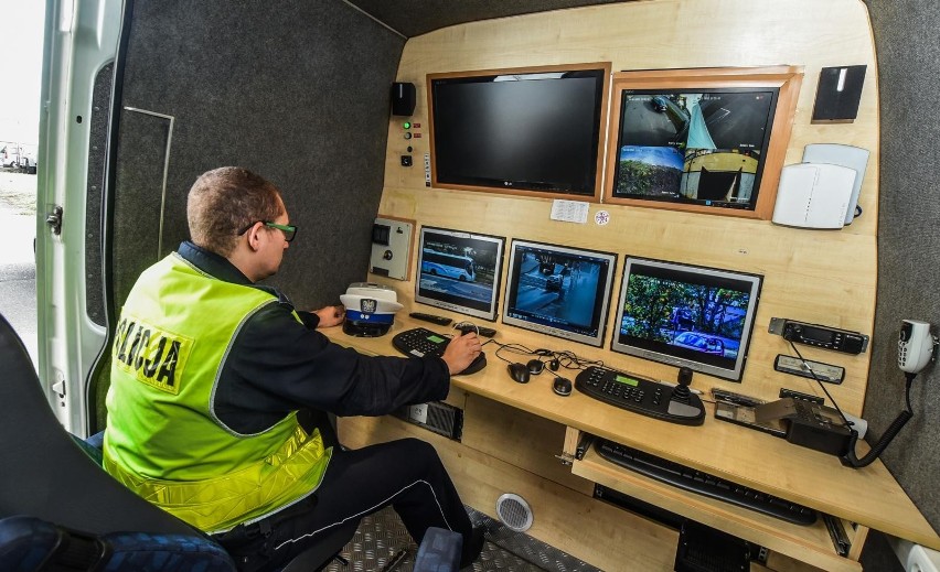 Mobilne centrum monitoringu bydgoskich policjantów.