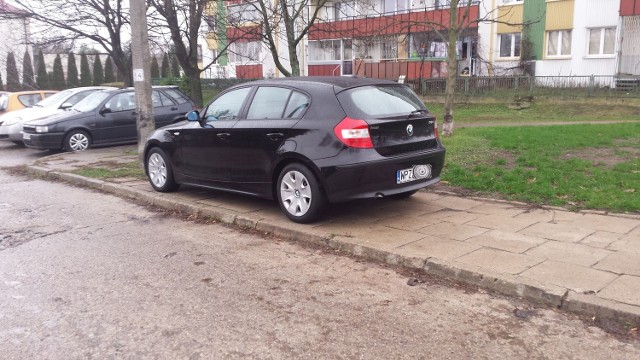 Internauta przesłał nam zdjęcie bmw parkującego na chodniku przy ul. Oleckiej obok parkingu bloku Radzymińska 40 w Białymstoku.