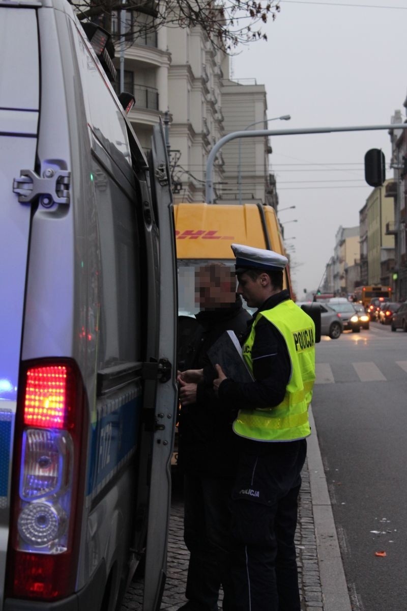 Wypadek na Brzeźnej przy Piotrkowskiej. Staranowane 4 auta, w tym autobus [film, zdjęcia]