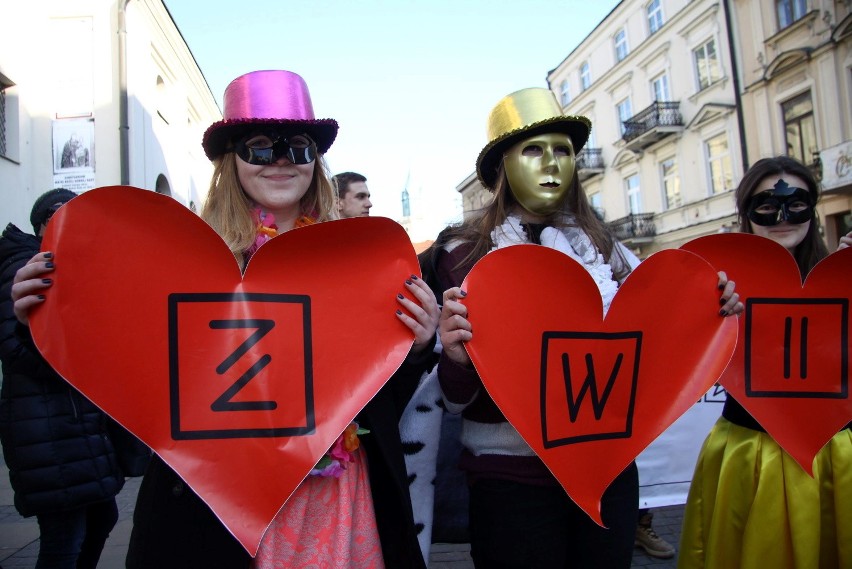 Parada na lubelskim deptaku: Zbliża się Festiwal Teatralny "Zwierciadła" (ZDJĘCIA, WIDEO)