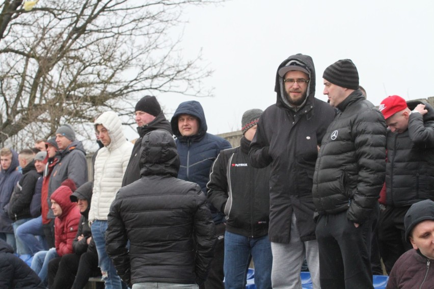 Trzecia liga. Ciekawy mecz w Daleszycach. Spartakus przegrał z Hutnikiem Kraków 0:1 [DUŻO ZDJĘĆ, WIDEO]