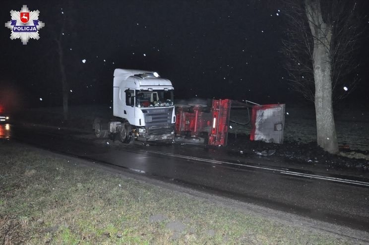 W powiecie hrubieszowskim wywróciła się ciężarówka z węglem. Kierowca odniósł obrażenia