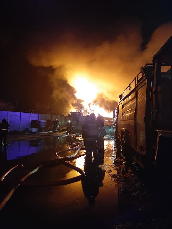 Pożar w Raciniewie - strażacy gasili całą noc, w sobotę rano...