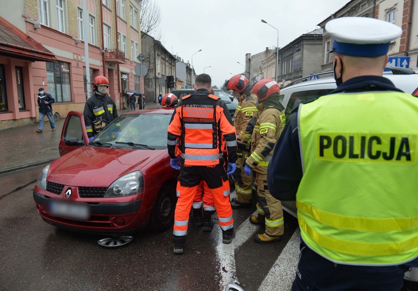 Wypadek w Przemyślu. W zderzeniu mercedesa z renault ranna została kobieta [ZDJĘCIA]