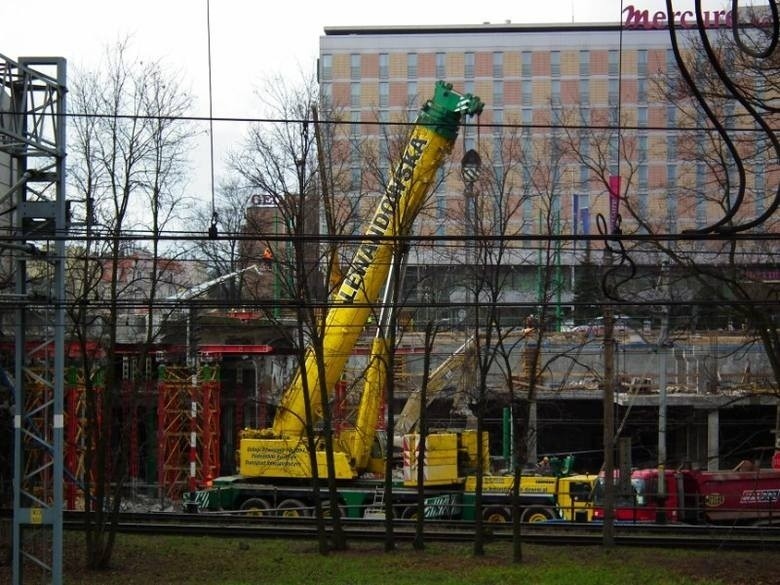 Dłuższe utrudnienia na trasie PST. Rozbiórka Mostu...