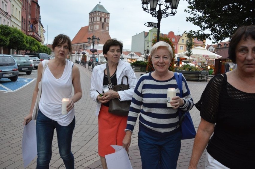 Czwartek 20.45, idziemy w stronę sądu...