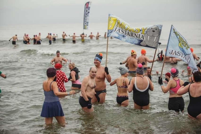 Wielkie Nordowe Morsowanie we Władysławowie. Do Bałtyku weszło ok. 500 osób [wideo,zdjęcia]