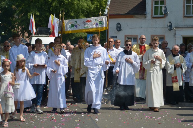 W czwartek wierni Kościoła katolickiego obchodzą Uroczystość Najświętszego Ciała i Krwi Chrystusa, czyli Boże Ciało. Tego dnia w całym kraju odbywają się procesje z Najświętszym Sakramentem do czterech ołtarzy. Zapraszamy do galerii zdjęć.