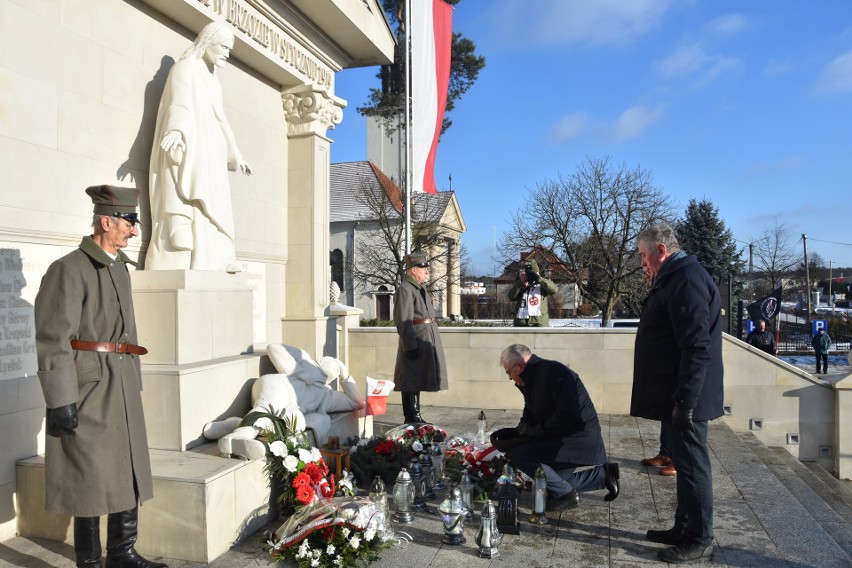 Kwiaty pod Pomnikiem Powstańców Wielkopolskich w Brzozie...