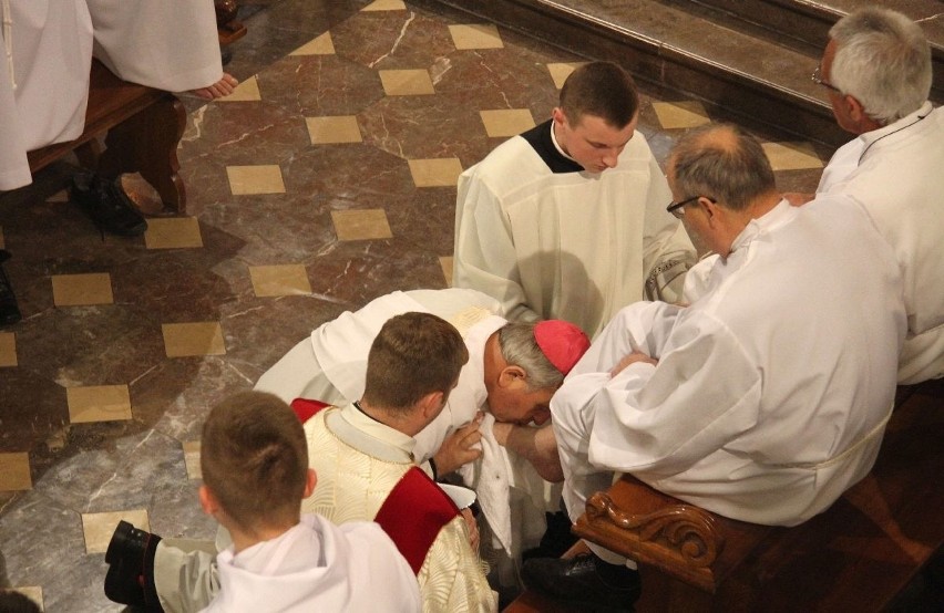 Biskup obmył nogi wiernym w Kielcach (zdjęcia)