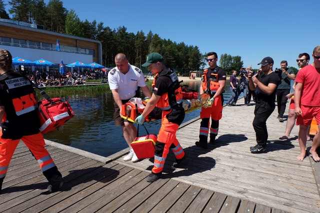 Chętni mieli też okazję do tego, by zasiąść za kierownicą quada, motocykla oraz radiowozu. Na koniec uczestnicy otrzymali elementy odblaskowe z informacją, iż powinni być w nie wyposażeni po zmroku. Dzisiejsze spotkanie zainaugurowało zbliżające się wielkimi krokami wakacje.