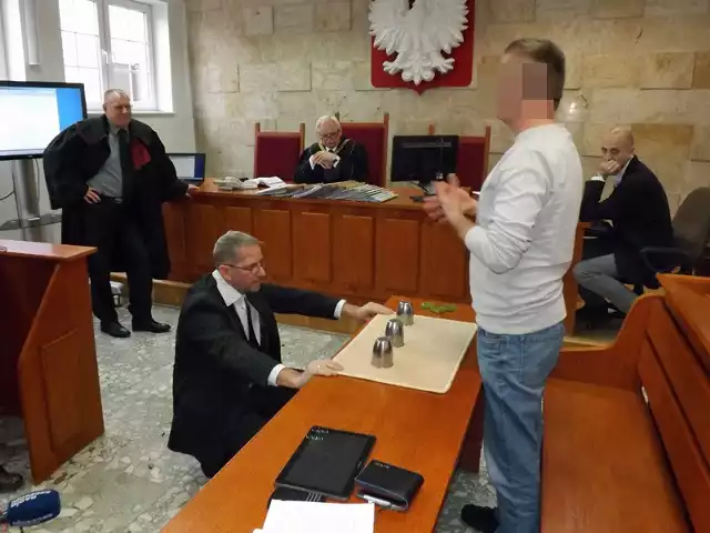 Przed sądem w Kołobrzegu, z lewej Krzysztof Markiewicz, uznany iluzjonista, powołany jako biegły. Z prawej Andrzej L. prezentujący swoją grę podczas tzw. eksperymentu procesowego
