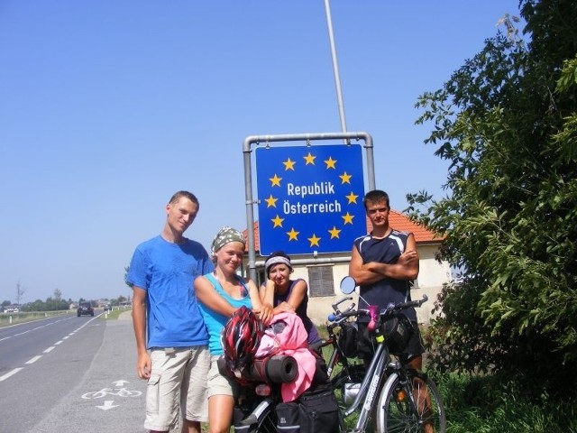 Kamil Zwaliński, Kasia Drozd, Agnieszka Urbanowska i Błażej Jendrzejewski przejechali na rowerach 1850 km