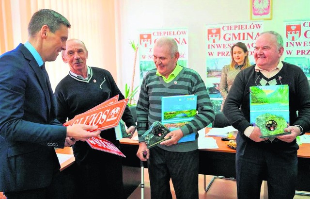 W podziękowaniu zasłużeni sołtysi z długoletnim stażem otrzymali od wójta gminy Artura Szewczyka pamiątkowe statuetki i książki oraz tabliczkę sołtysa.