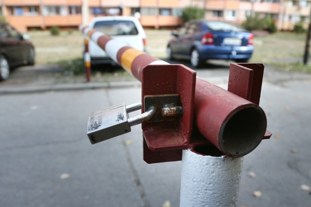 Na ulicy Kłodnickiej spółdzielnia postawiła szlaban, bo nie chce odpowiadać za to, co się dzieje na drodze. Miasto też umywa ręce