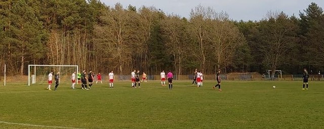 Świt Ćmielów wygrał 1:0 w meczu klasy okręgowej ze Starem Starachowice.