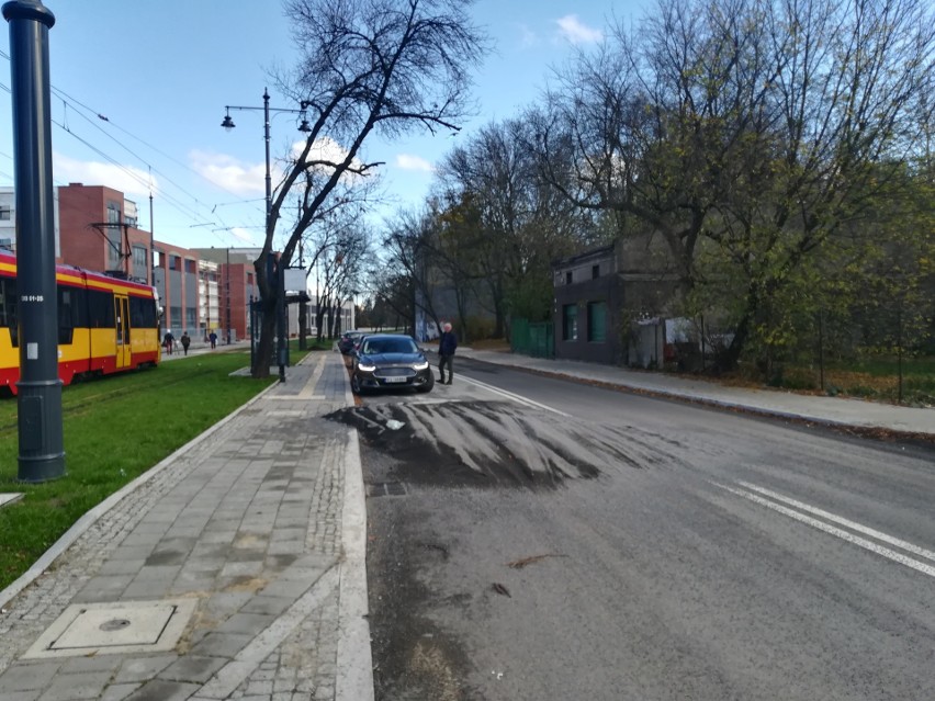 Ulica Dąbrowskiego nadal nie jest w pełni przejezdna - kiedy otworzą ostatni jej odcinek? ZDJĘCIA