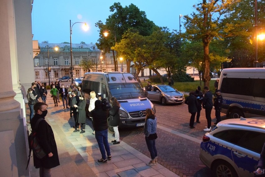 Protest przed siedzibą łódzkiej kurii przeciwko ukrywaniu przypadków pedofilii w kościele ZDJĘCIA