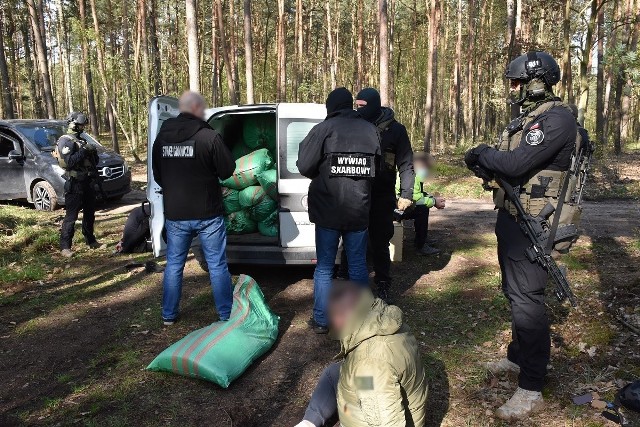 Funkcjonariusze Nadbużańskiego Oddziału Straży Granicznej działając wspólnie z funkcjonariuszami kujawsko-pomorskiej Krajowej Administracji Skarbowej zlikwidowali na terenie województwa mazowieckiego miejsce nielegalnego magazynowania, przetwarzania i konfekcjonowania tytoniu