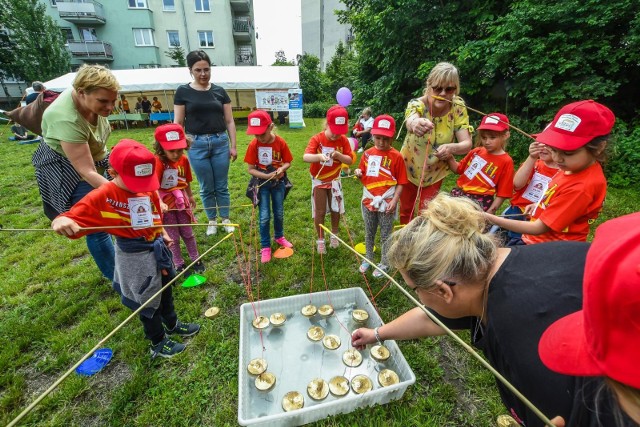 W plenerowej imprezie integracyjnej na terenie Specjalnego Ośrodka Szkolno-Wychowawczego nr 3 przy ul. Granicznej udział wzięło ponad 100 dzieci w wieku przedszkolnym i szkolnym z 13 bydgoskich placówek oświatowych.