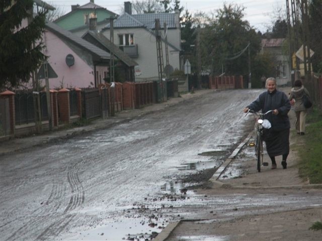 Ulica Kościuszki w Rzekuniu podczas deszczu