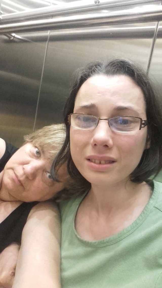 Dramat w windzie w Rybniku. Uwięziona matka z chorą córką