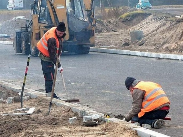 przed przejazdem kolejowym pilnie wymaga modernizacji.