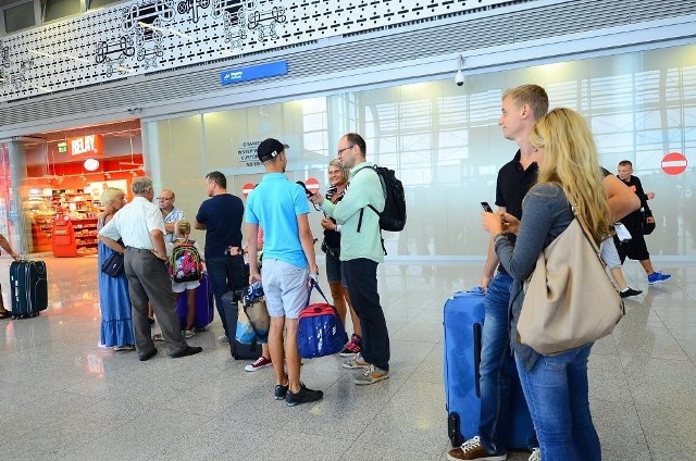 Na lotnisku Ławica wciąż sporo turystów wylatujących do Egiptu.