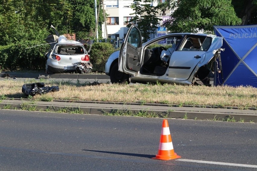 Śmiertelny wypadek na Sobieskiego we Wrocławiu. Nie żyje młody mężczyzna, samochód przecięty na pół [ZDJĘCIA]