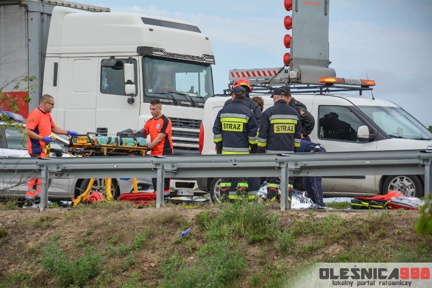 Chciał skoczyć z wiaduktu na S8. Potem biegał po jezdni i próbował się rzucić pod jadące samochody (ZDJĘCIA)