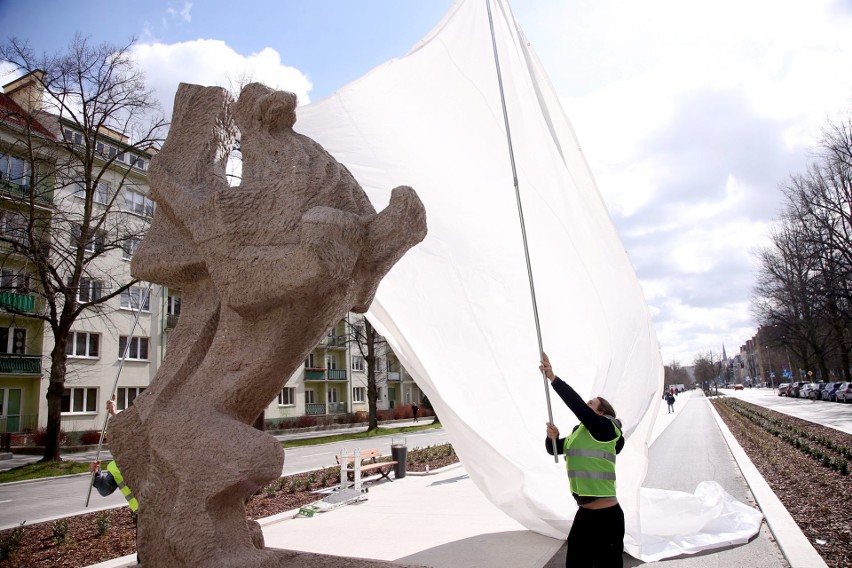 Szczeciński Gryf na al. Jana Pawła II opakowany. To gest solidarności z Ukrainą, w której chronią pomniki przed zniszczeniem ZDJĘCIA, WIDEO