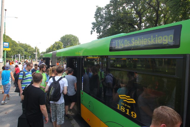 Czy ważna legitymacja szkolna lub międzynarodowa legitymacja ISIC uprawnia do ulgowych przejazdów komunikacją miejską? Nie w każdym mieście. Lepiej to sprawdź, bo zapłacisz mandat! Szczególnie uważnie przeczytaj komu zniżka przysługuje w Poznaniu. Z ulgowych przejazdów korzystają studenci polskich uczelni, doktoranci (od jesieni 2017 r.), dzieci i młodzież ucząca się od 7 lat do ukończenia 23 lat uczęszczająca do szkół znajdujących się na terenie Poznania i miejscowości objętych porozumieniami gminnymi, dzieci i młodzież w wieku 7-18 lat. Od 1 września 2018 r. uczniowie szkół podstawowych, gimnazjów oraz innych szkół, realizujących taką samą podstawę programową kształcenia ogólnego (szkoły muzyczne, baletowe), którzy są zameldowani w Poznaniu będą korzystać z bezpłatnych przejazdów w strefie A (czyli po Poznaniu).Przejdź do kolejnego zdjęcia --->