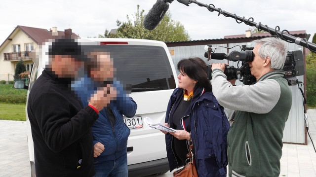 Policjanci założyli kajdanki zaskoczonemu panu Wojciechowi w obecności jego rodziny i ekipy programu TVP Elżbiety Jaworowicz „Sprawa dla reportera” 