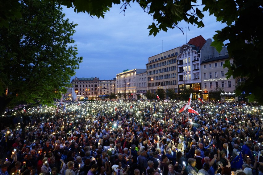 Łańcuch Światła: Tłumy manifestują na placu Wolności